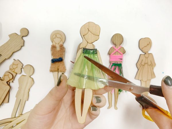 Bộ búp bê gỗ thủ công siêu xinh, cùng bé tạo nên những câu chuyện đáng yêu, làm móc treo khóa và trang trí góc học tập cực dễ thương - Hình ảnh 90