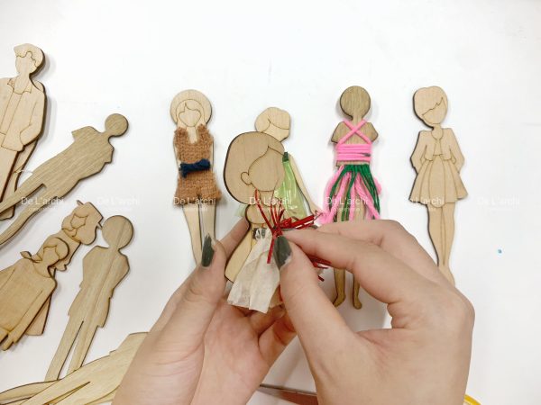 Bộ búp bê gỗ thủ công siêu xinh, cùng bé tạo nên những câu chuyện đáng yêu, làm móc treo khóa và trang trí góc học tập cực dễ thương - Hình ảnh 54